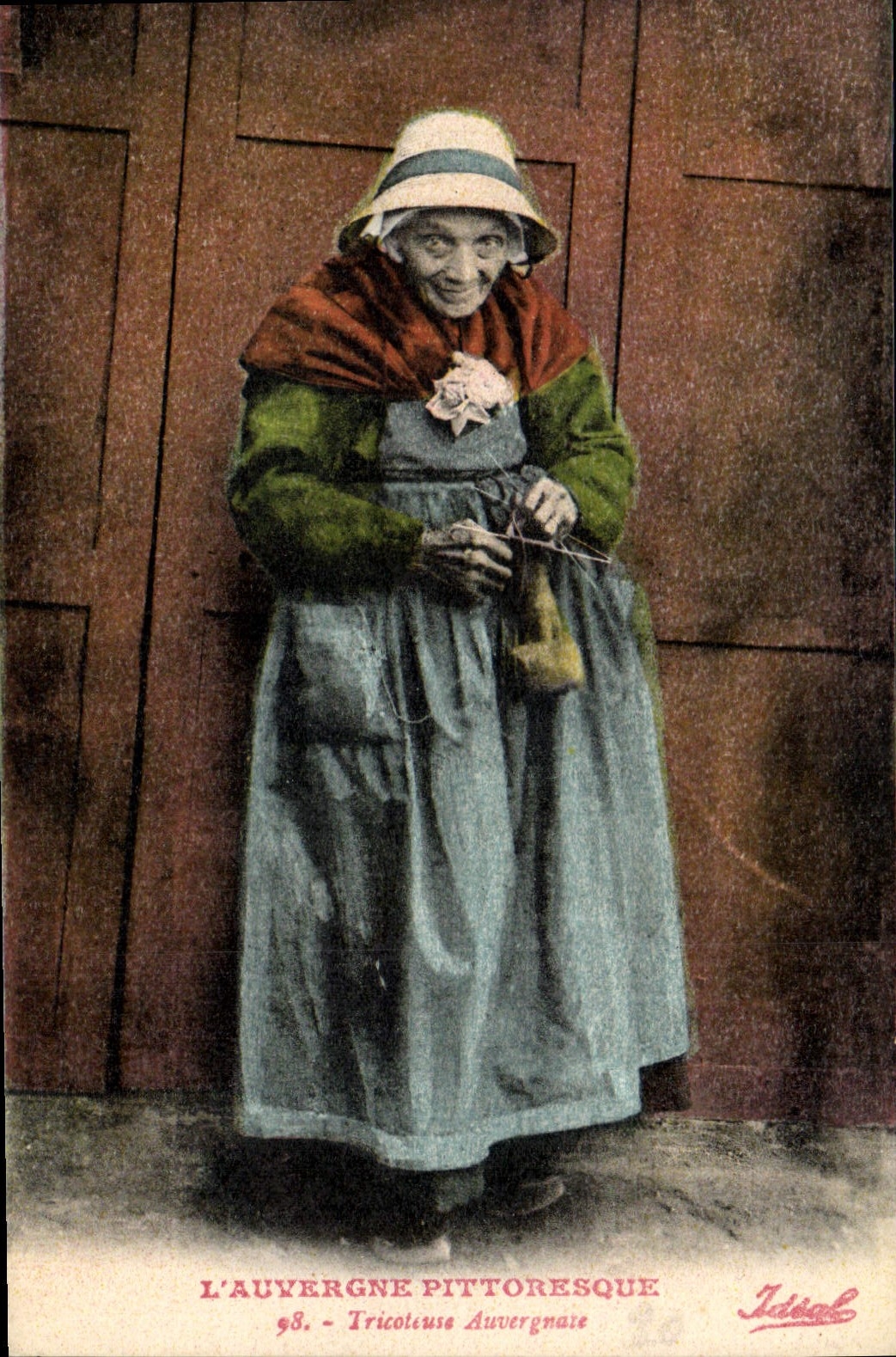 CPA Folklore L'AUVERGNE PITTORESQUE. - Tricoteuse Auvergnate