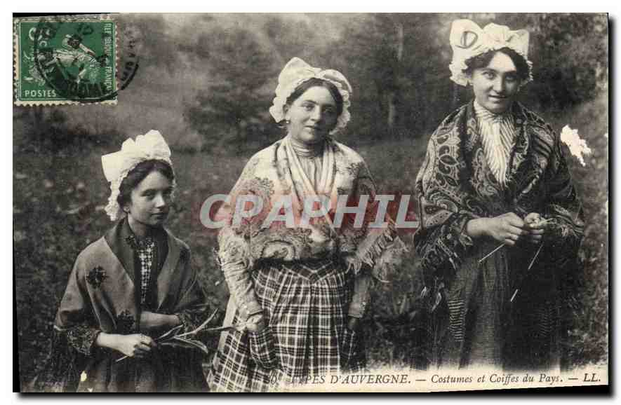 CPA Folklore TYPES D'AUVERGNE. - Costumes et Coiffes du pays