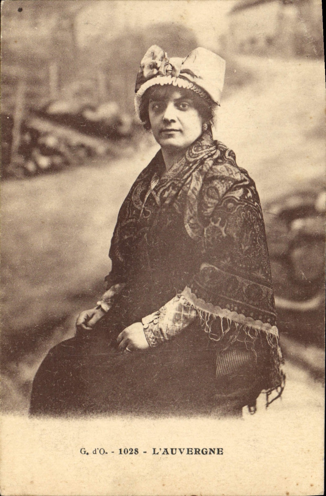 Femme en châle et chapeau à la campagne — G. d'O. - 1028 - L'Auvergne