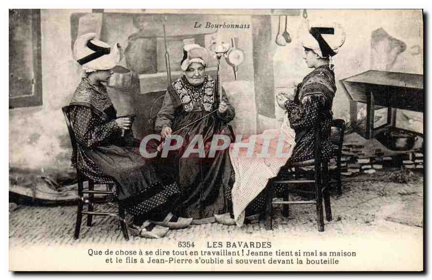 CPA Folklore Le Bourbonnais LES BAVARDES. Que de chose à se dire tout en travaillant! Jeanne tient s