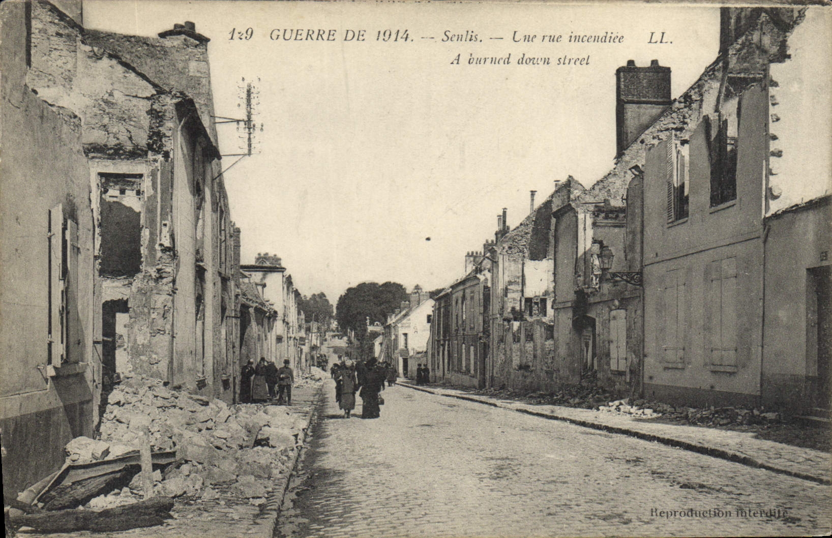 Senlis — Une rue incendiée — LL. Reproduction interdite