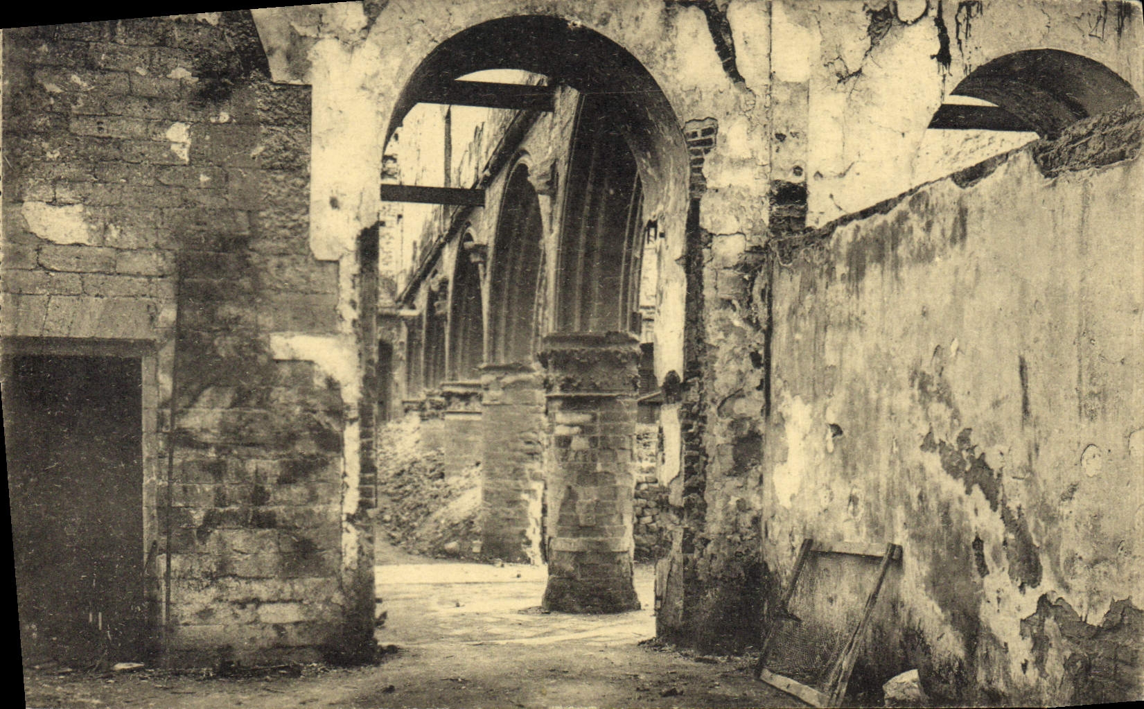 Ruinen von Louvain — Blick zur Halle der Verlorenen Schritte — Nels, Brüssel