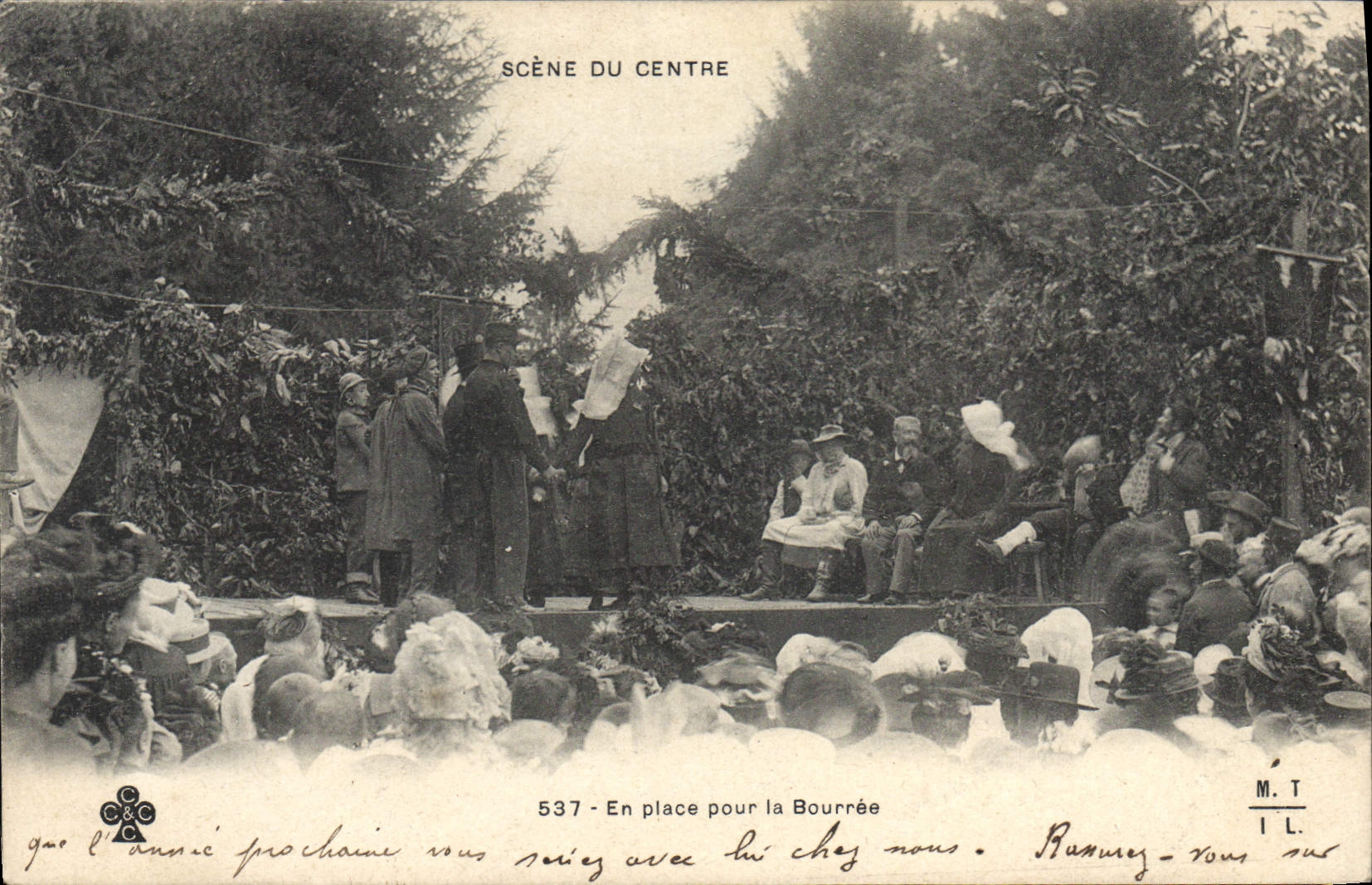 CPA Folklore SCENE DU CENTRE En place pour la Bourrée 