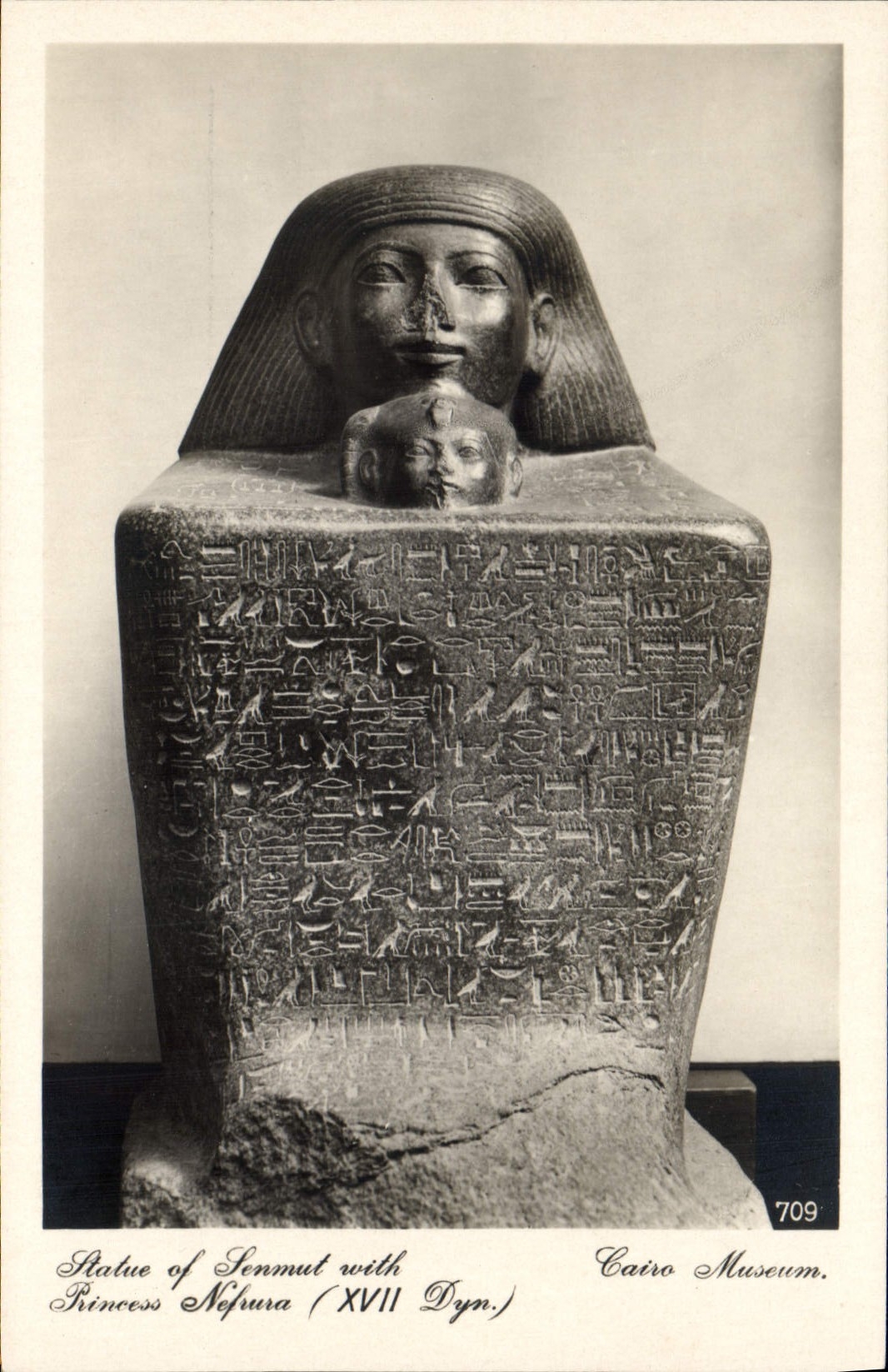 Statue de Senmut avec la princesse Néfura (XVIIe Dyn.) — Musée du Caire — n° 709