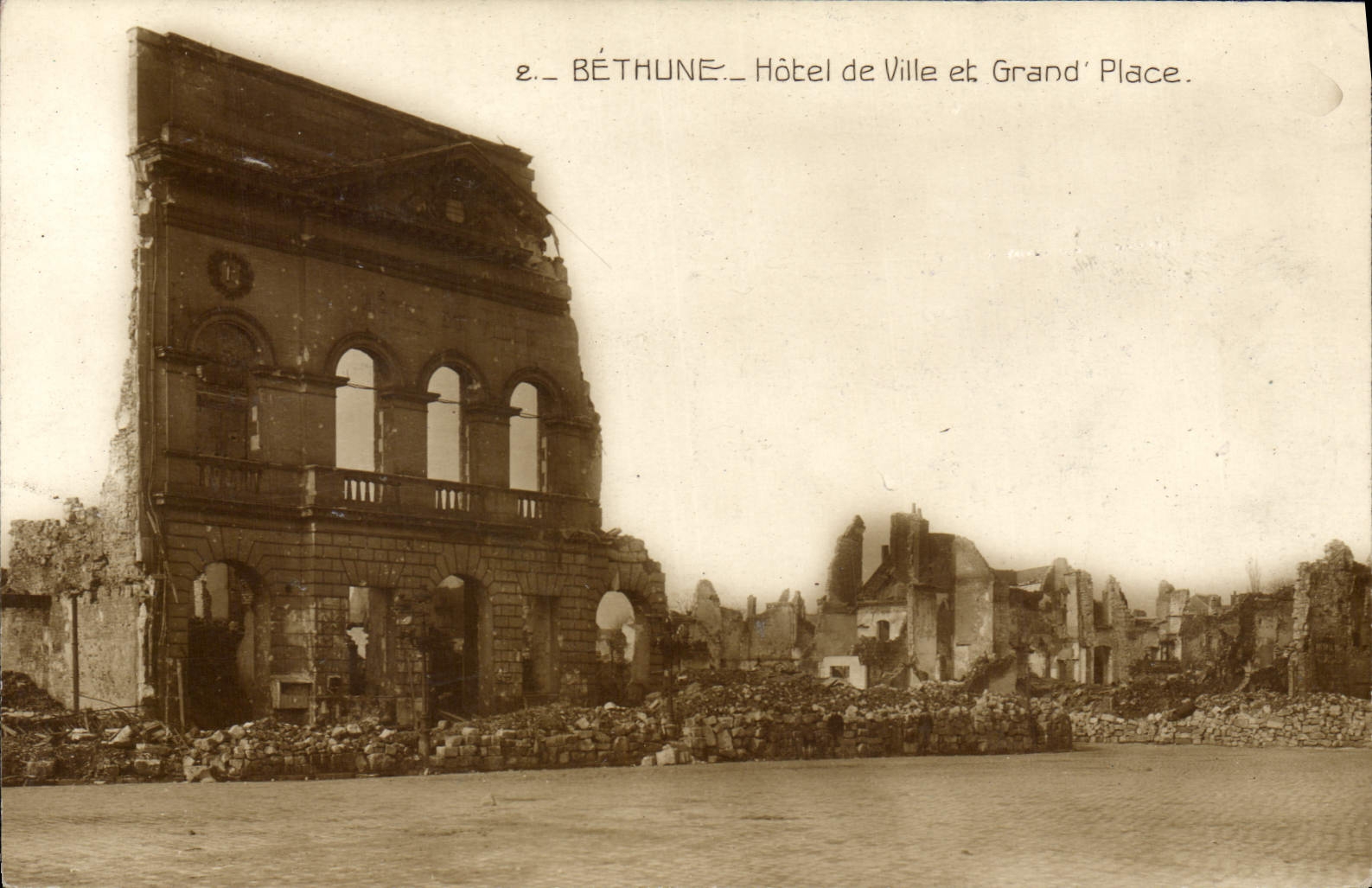 Béthune — Rathaus und Grand' Place in Ruinen — Verlag nicht sichtbar