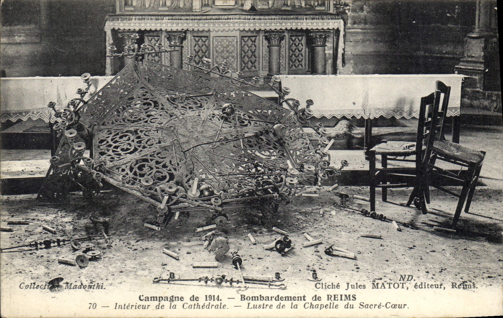 Intérieur de la Cathédrale — Bombardement de Reims — Lustre de la Chapelle du Sacré-Cœur — Jules MATOT, éditeur, Reims