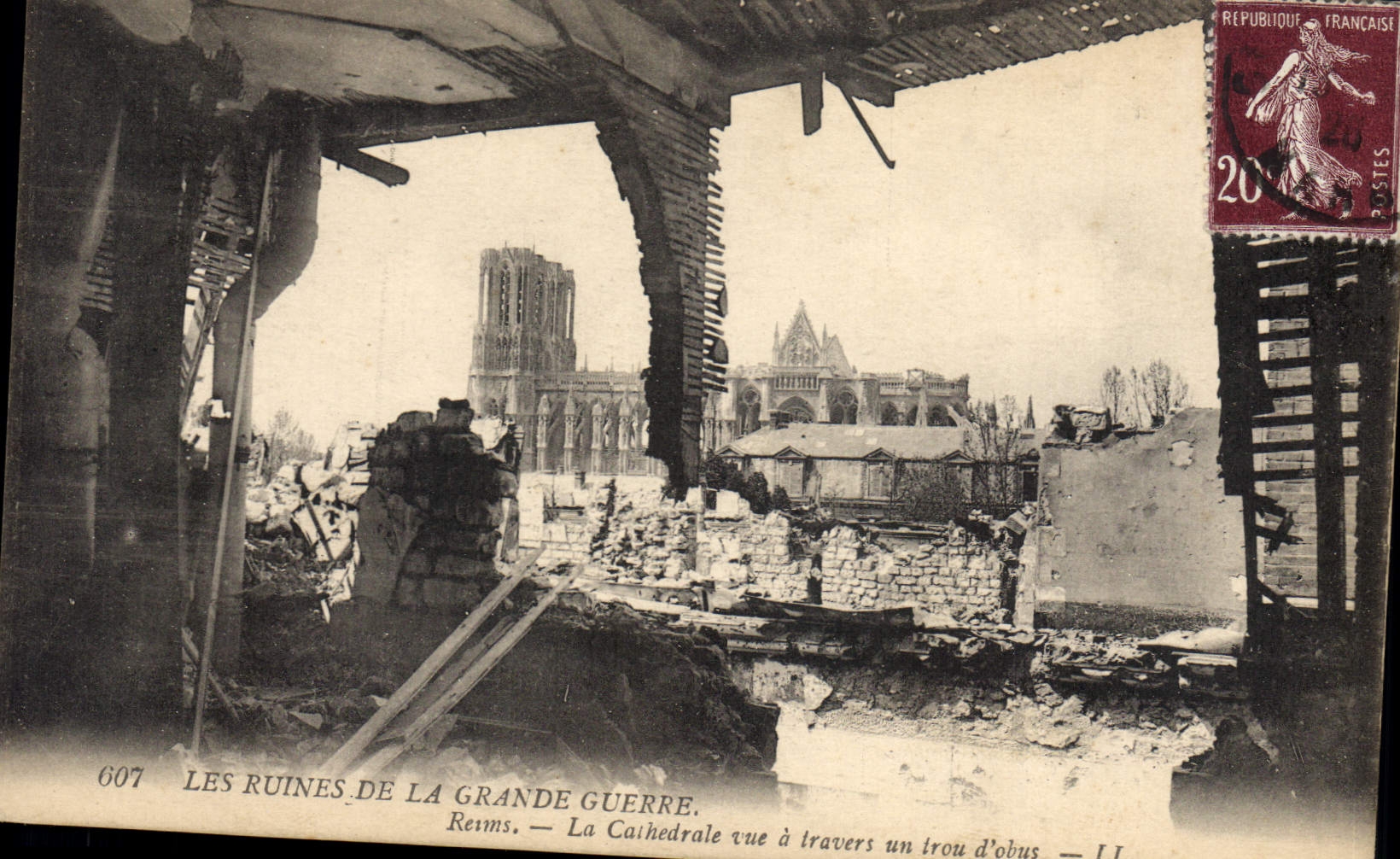 Reims — Les ruines de la Grande Guerre — La cathédrale vue à travers un trou d'obus — II — éditeur non visible, n° de série 607