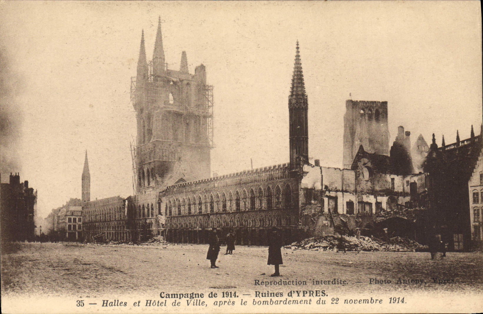 CPA Militaria Campagne de 1914 Ruines de 'Ypres Halles et Hotel de Ville apres le bombardement du 22