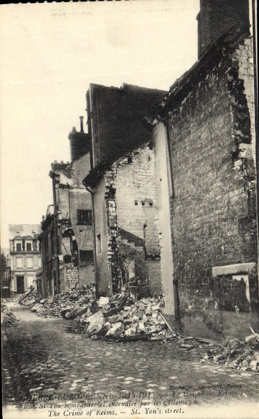 Rue St-Yon à Reims — dévastation après les bombardements allemands — Cliche M. Lavorgnan, Reims
