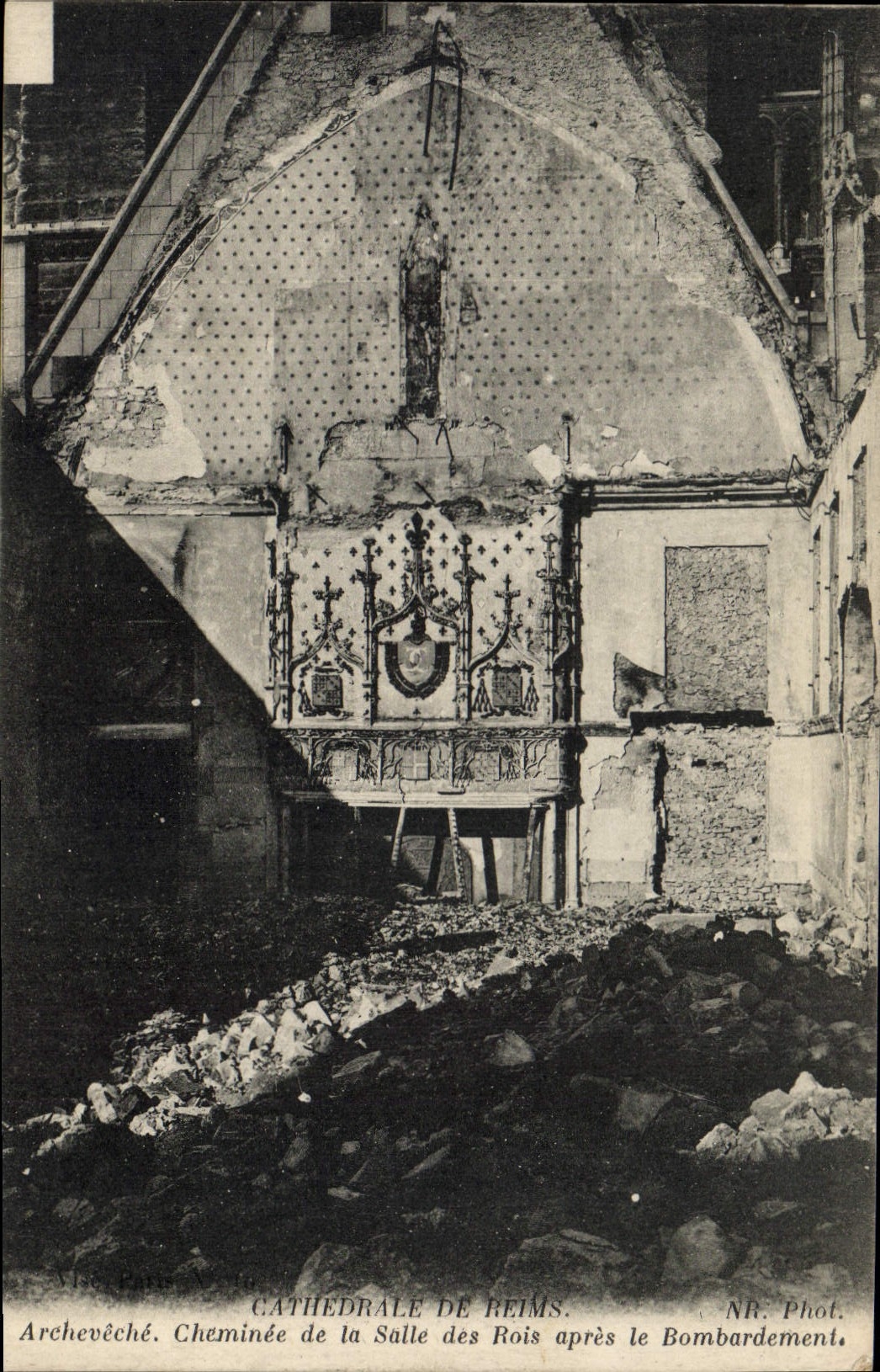 CPA Militaria Cathedrale de Reims Archeveche Cheminee de la Salle des Rois apres le Bombardement 