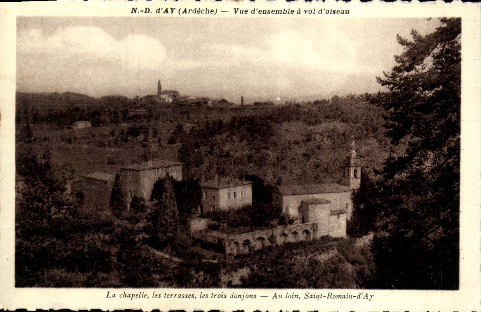 Saint-Romain-d'Ay (Ardèche) — Vue d'ensemble à vol d'oiseau — La chapelle, les terrasses, les trois donjons — Au loin, Saint-Romain-d'Ay