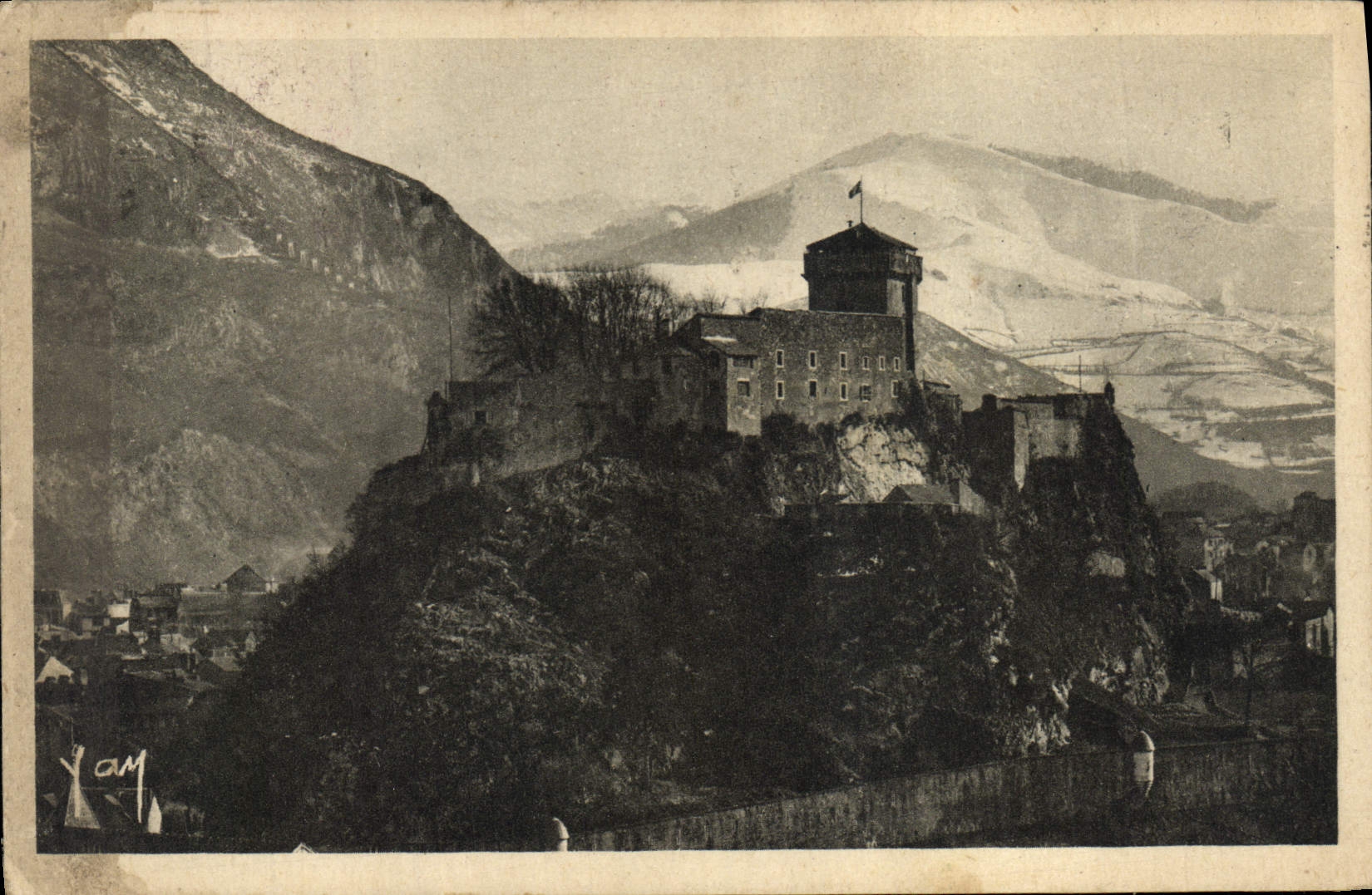 CPA Lourdes Le Chateau Fort et les Montagnes 