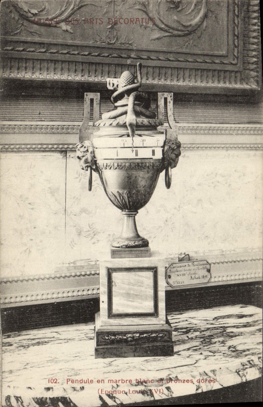 Pendule en marbre blanc et bronzes dorés — Époque Louis XVIII — Musée des Arts Décoratifs