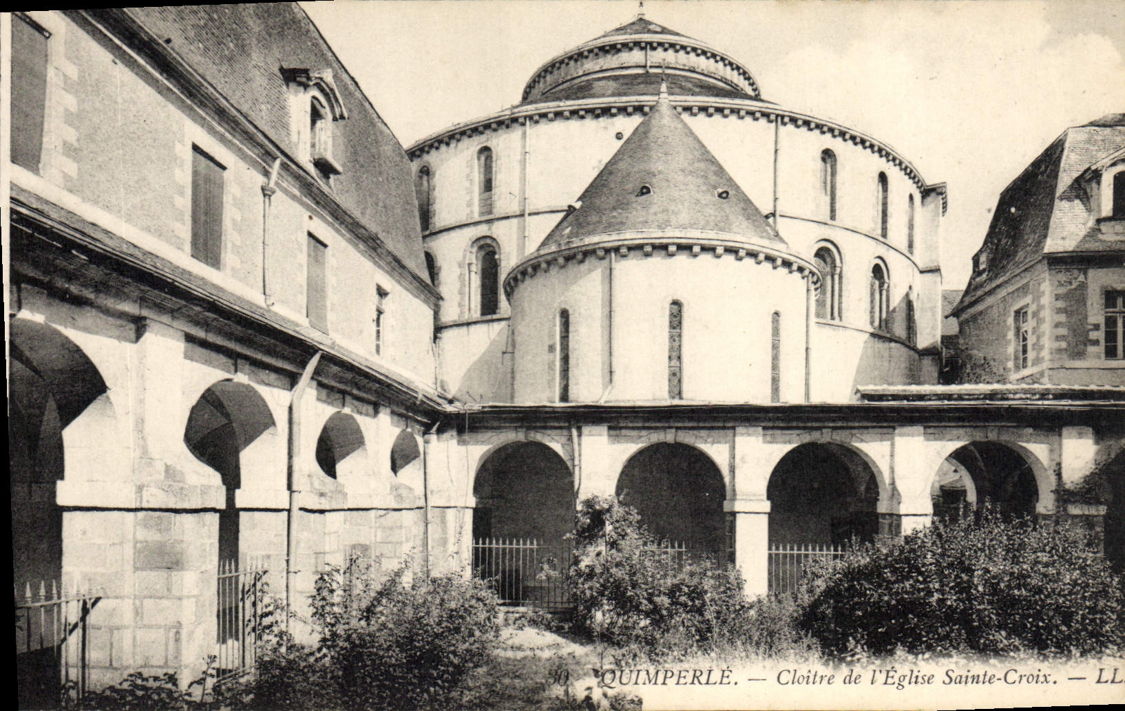 CPA Quimperle Cloitre de l'Eglise Sainte Croix 