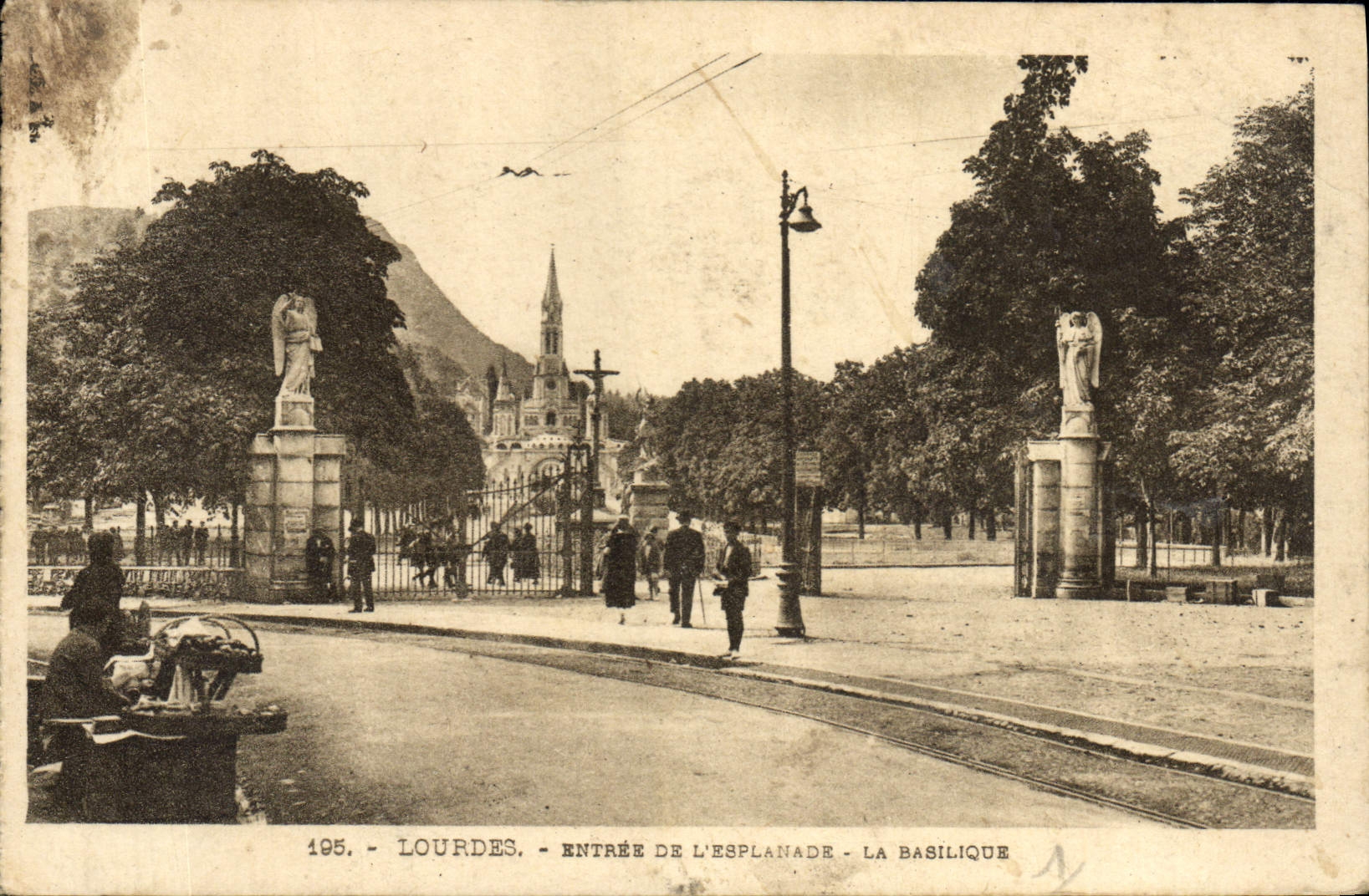 CPA Lourdes Entrée de L'Esplanade La Basilique 