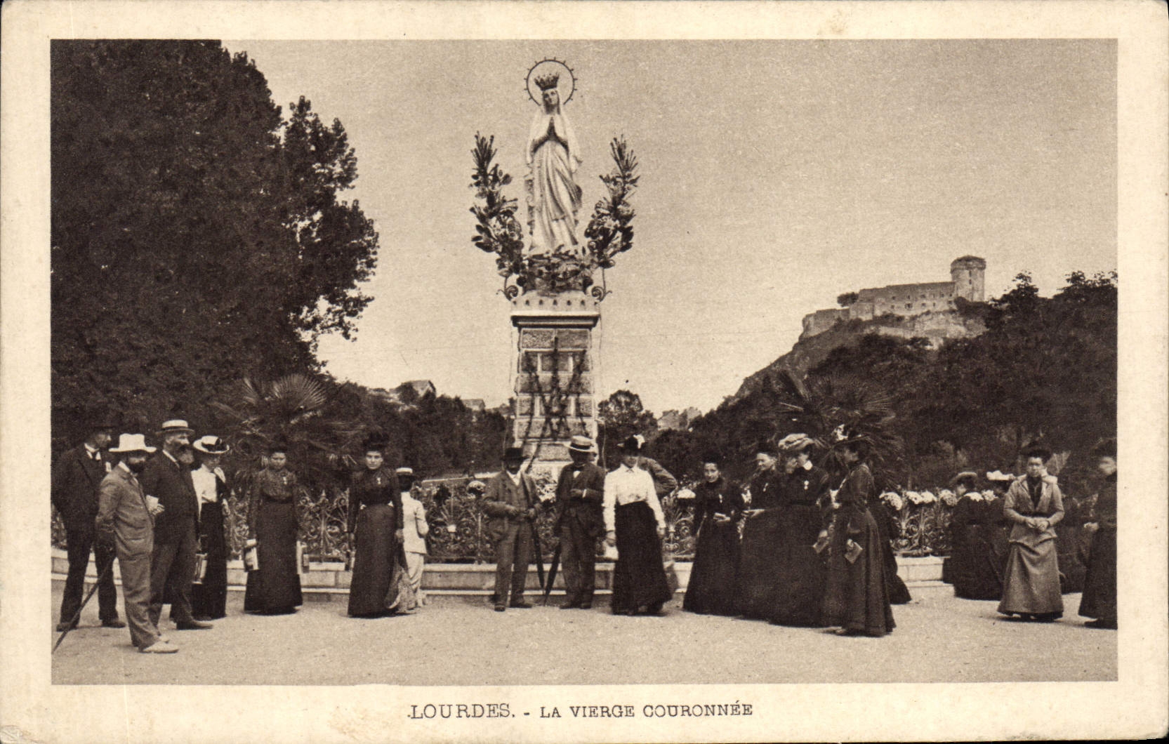 CPA Lourdes La Vierge Couronnee 