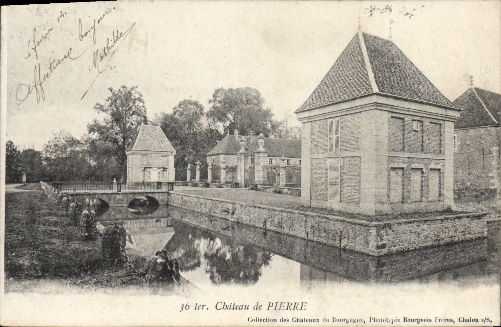 Schloss Pierre — Ansicht des Schlosses mit Kanal und Brücke — Sammlung der Schlösser der Burgund, Bourgeois Frères Phototypie, Chalon-sur-Saône