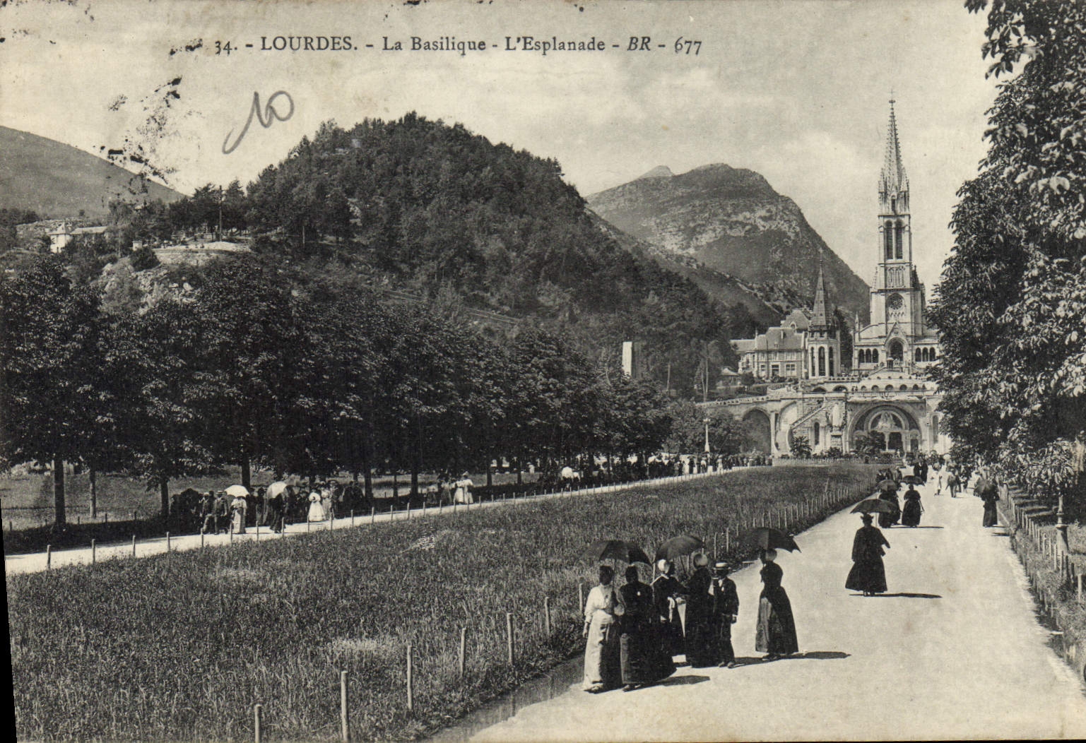 CPA Lourdes La Basilique L'Esplanade 