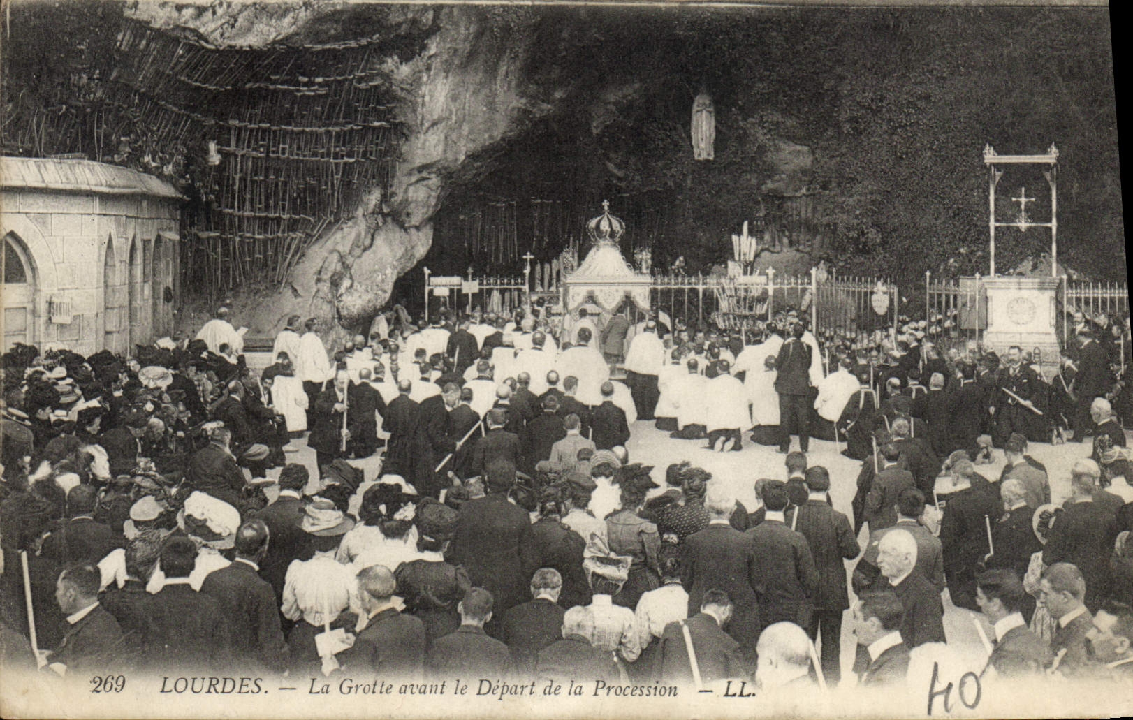 CPA Lourdes La Grotte avant le Depart de la Processsion 