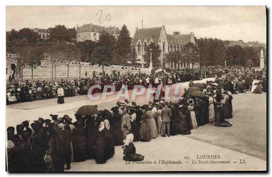 CPA Lourdes La Procession a l'Esplanade Le Saint Sacrement 