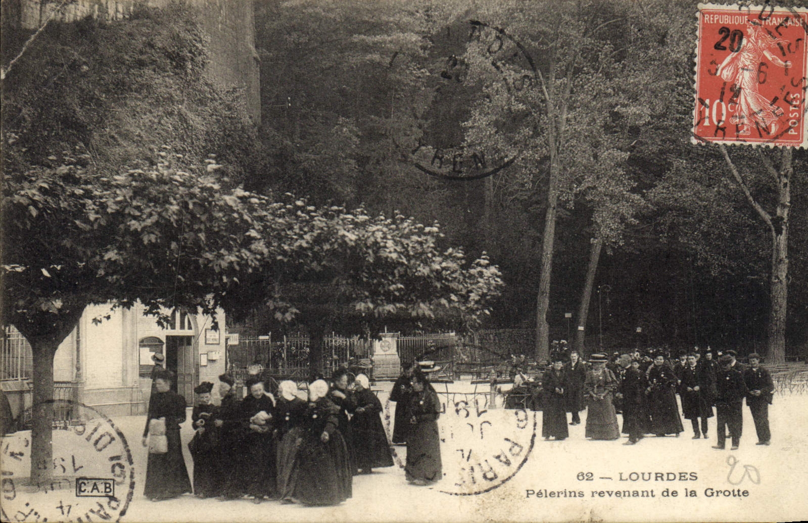 CPA Lourdes Pelerins revenant de la Grotte 