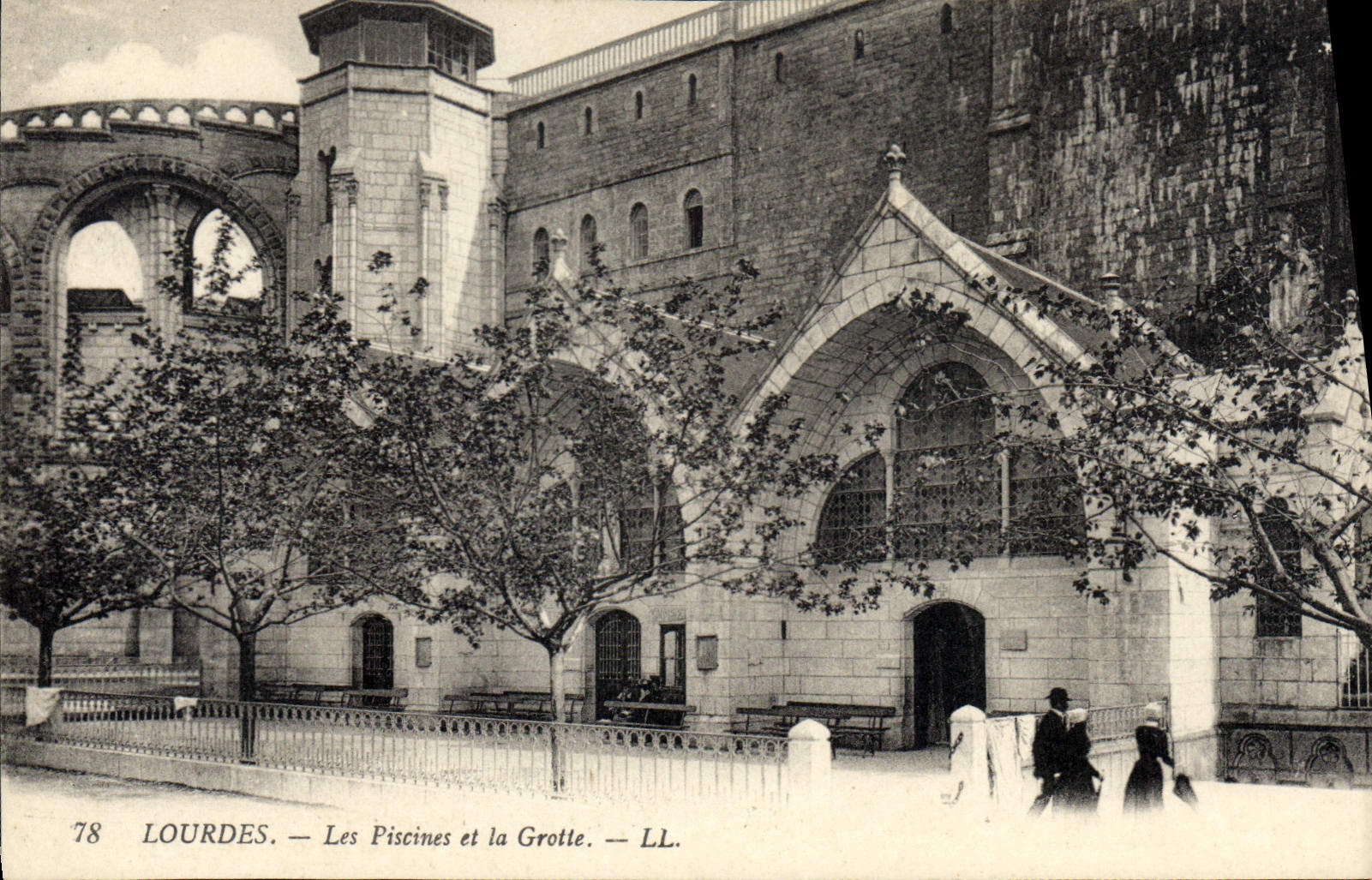 CPA Lourdes Les Piscines et la Grotte 