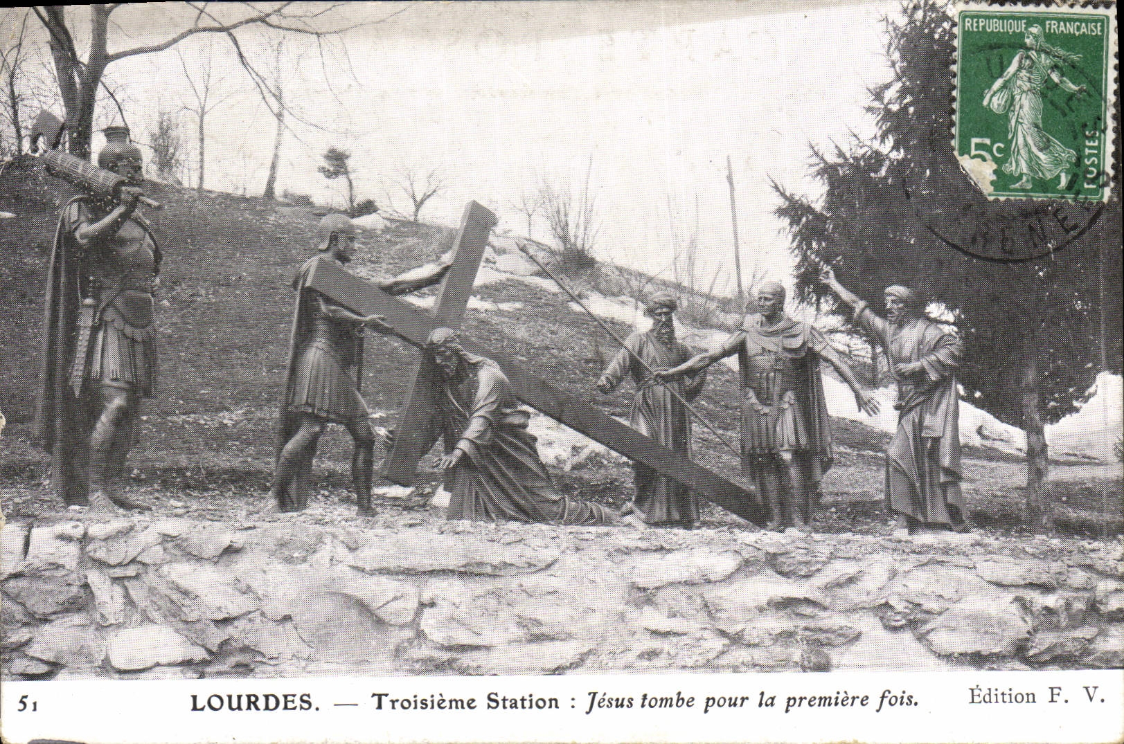 CPA Lourdes Troisieme Station Jesus tombe pour la premiere fois 
