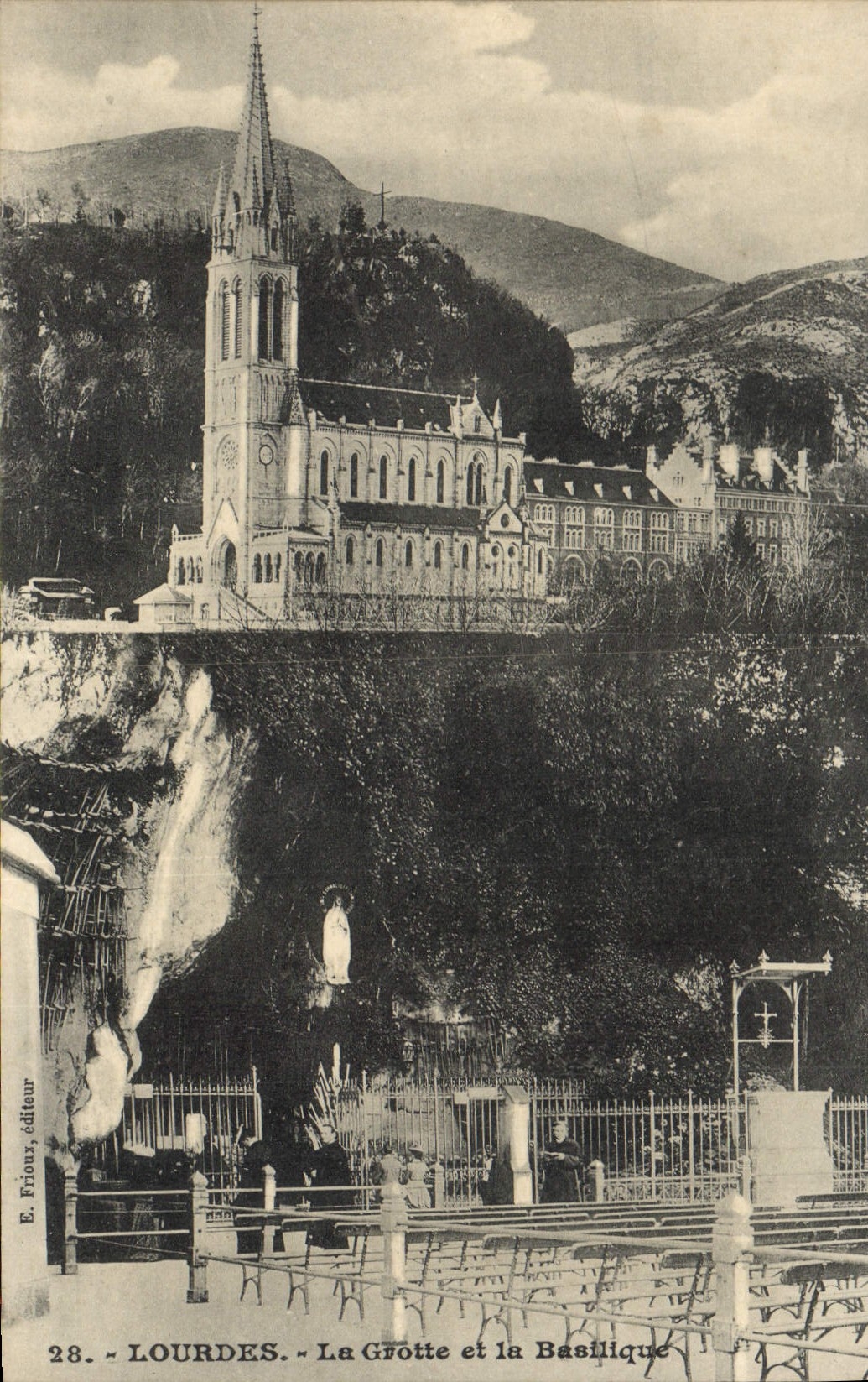 CPA Lourdes La Grotte et la Basilique 