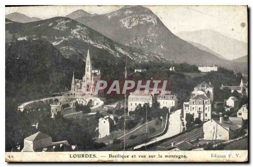 CPA Lourdes Basilique et vue sur la montagne 