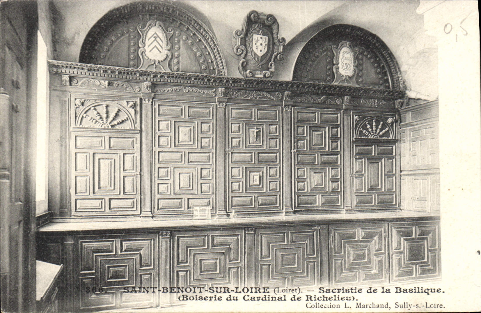 CPA Saint Benoit Sur Loire Sacristie de la Basilique Boiserie du Cardinal de Richelieu 