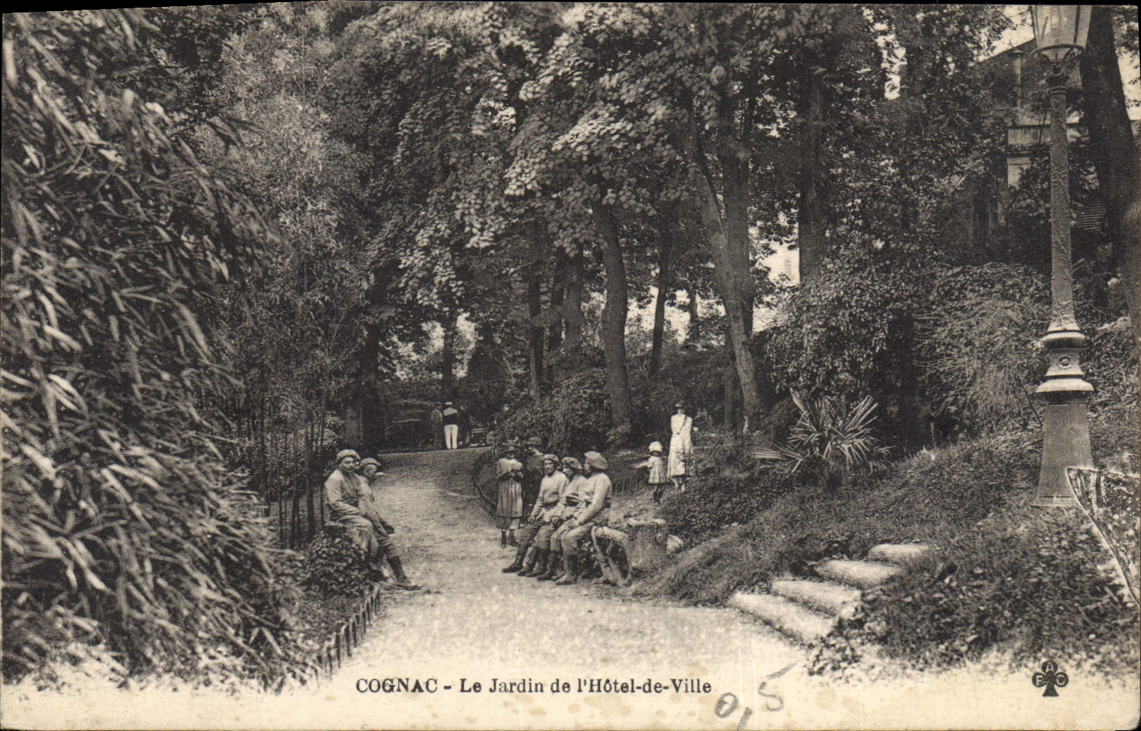 CPA Cognac Le Jardin de l'Hotel de Ville 