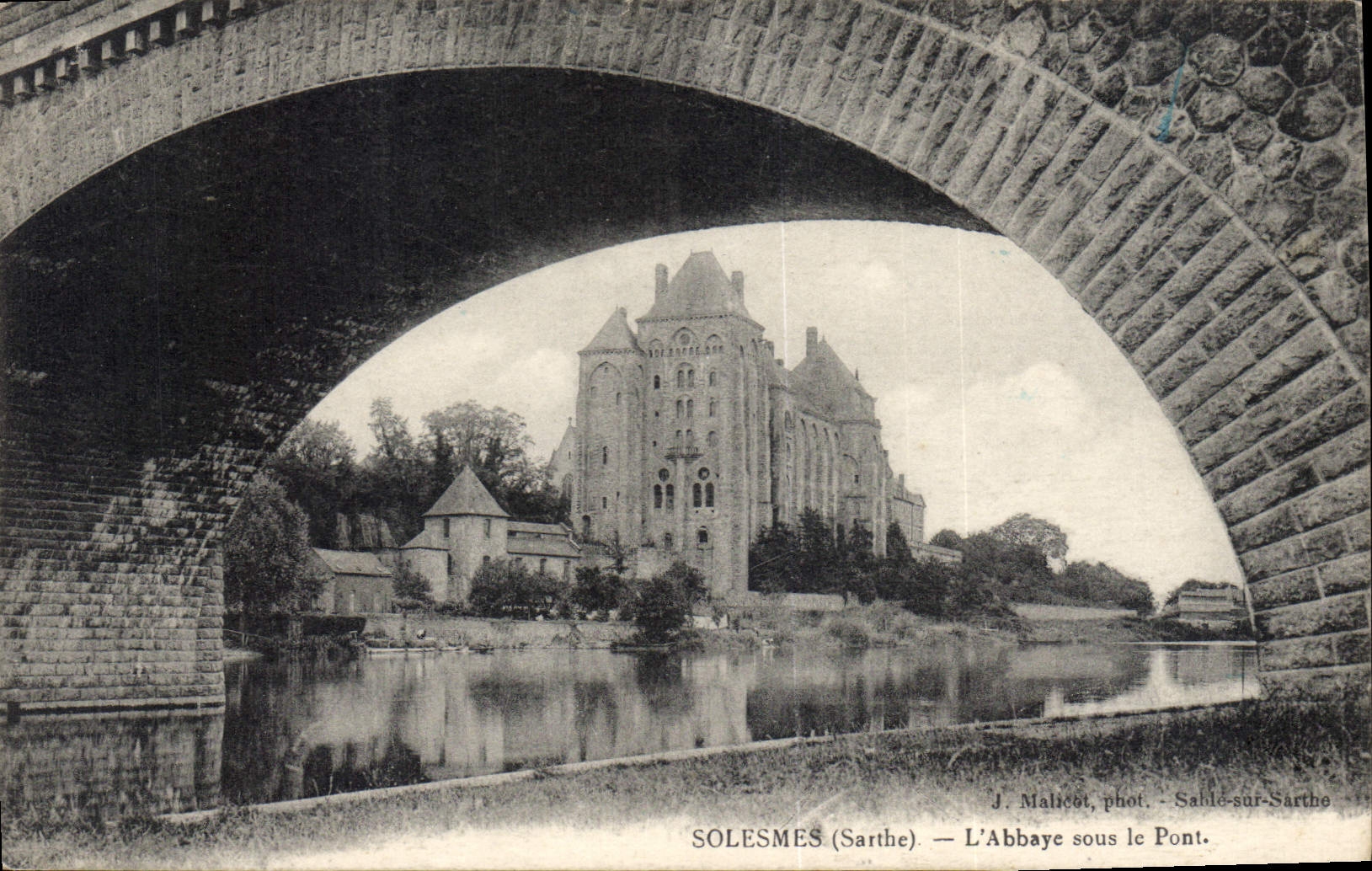 CPA Solesmes Sarthe L'Abbaye sous le Pont 
