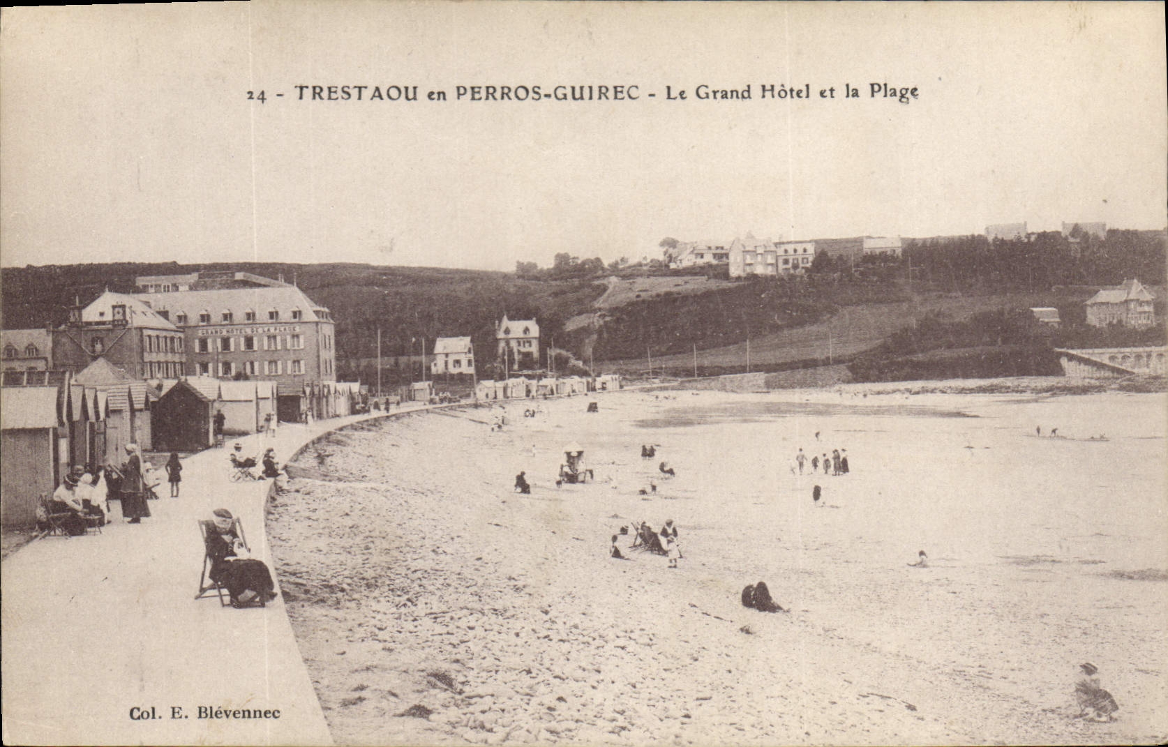 TRESTAOU en PERROS-GUIREC - Le Grand Hôtel et la Plage — Col. E. Blévennec
