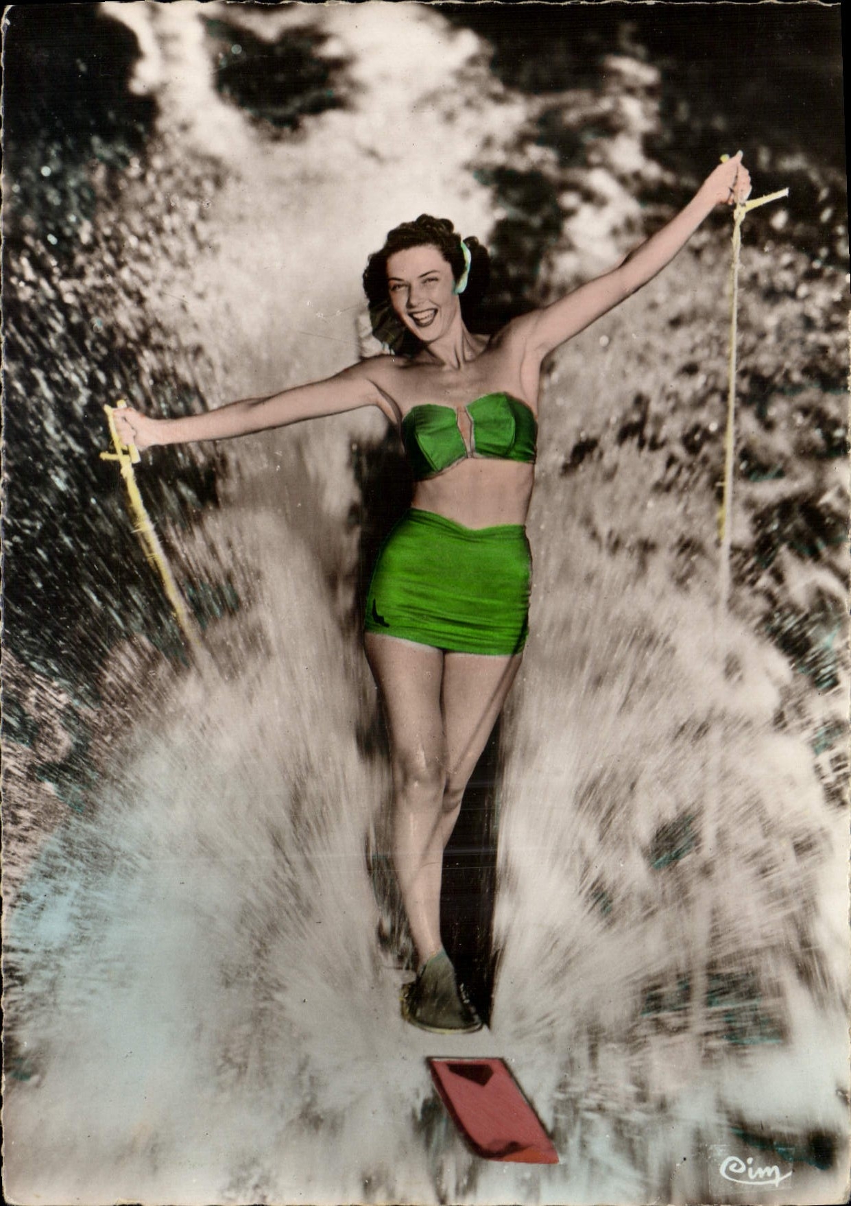 Femme en maillot vert sur planche à voile — "Les Joies de l'Été" — CPAPHIL n°15