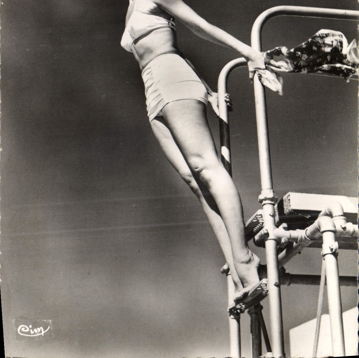 Femme en maillot de bain — sur échelle de piscine — photographie de Ciny