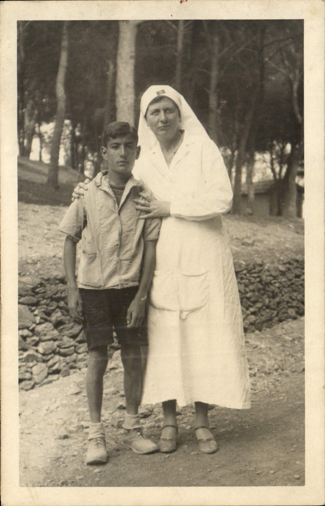 Infirmière et jeune garçon — en extérieur, arrière-plan boisé — éditeur inconnu, n°3