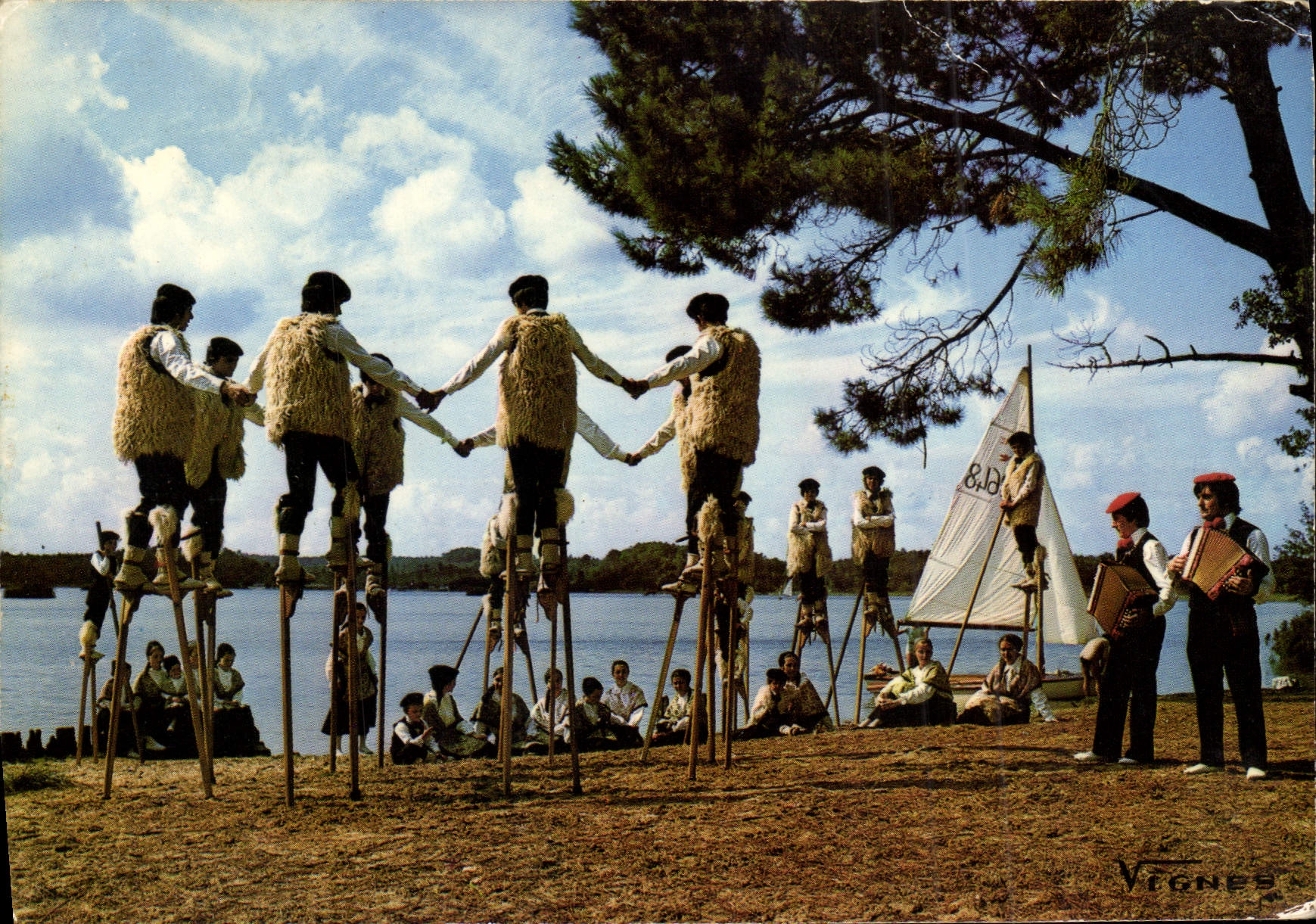 CPA Visage des Landes Au Bord d'un Etang Landais avec le Groupe Folklorique Folklore