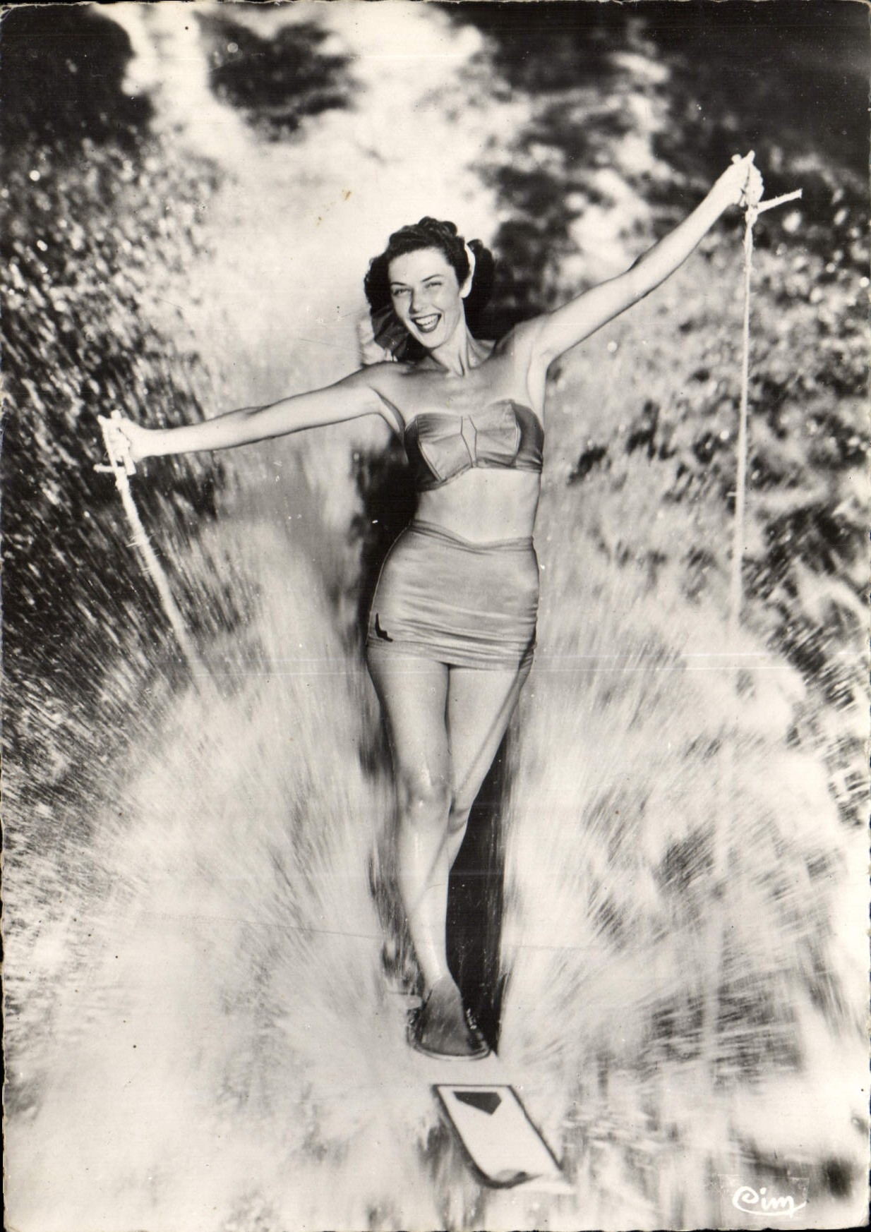 Femme en maillot de bain sur planche à voile — "Les Joies de l'Été" — Cim