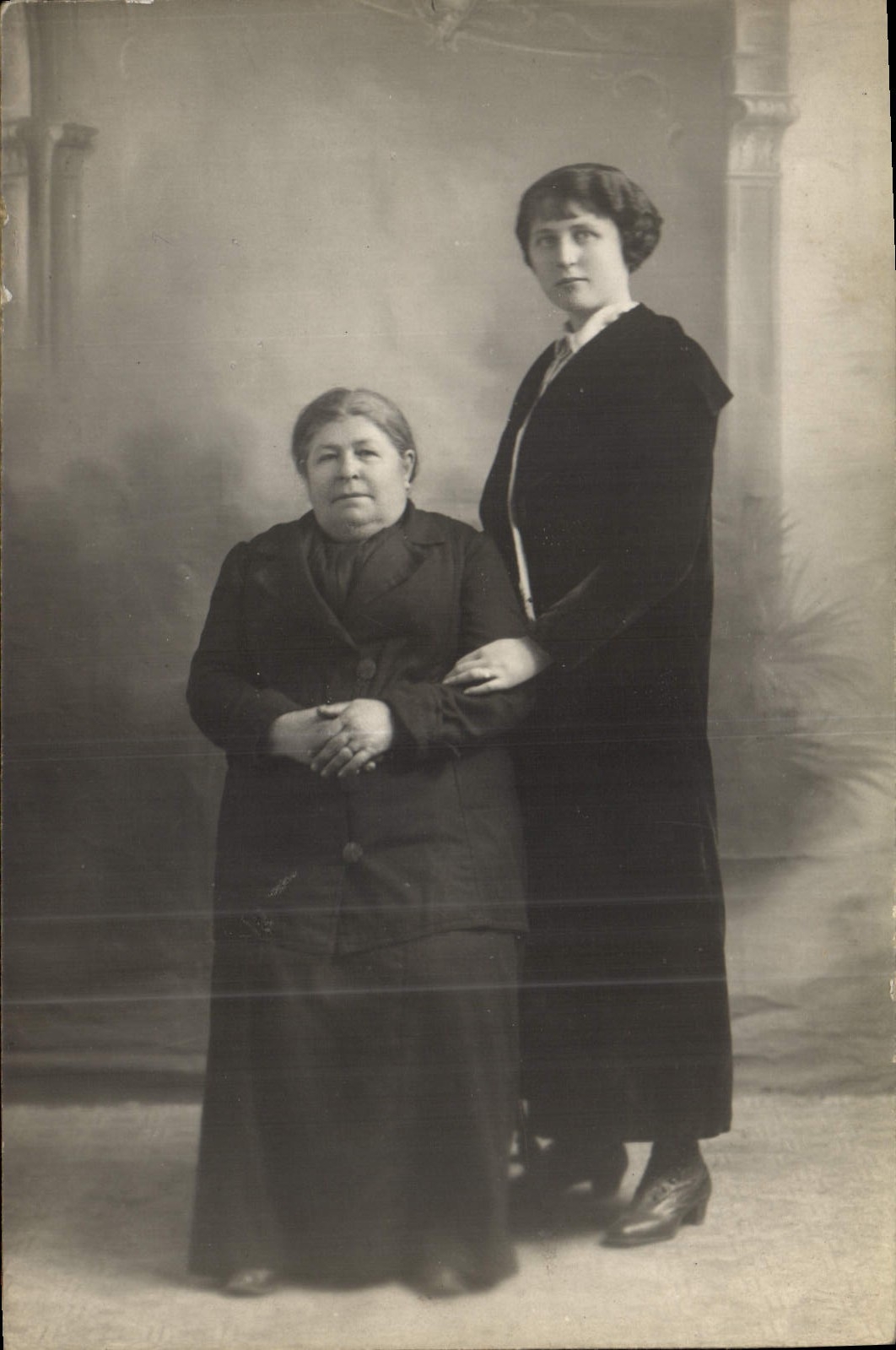 Deux femmes — portrait studio — éditeur inconnu, n° 180