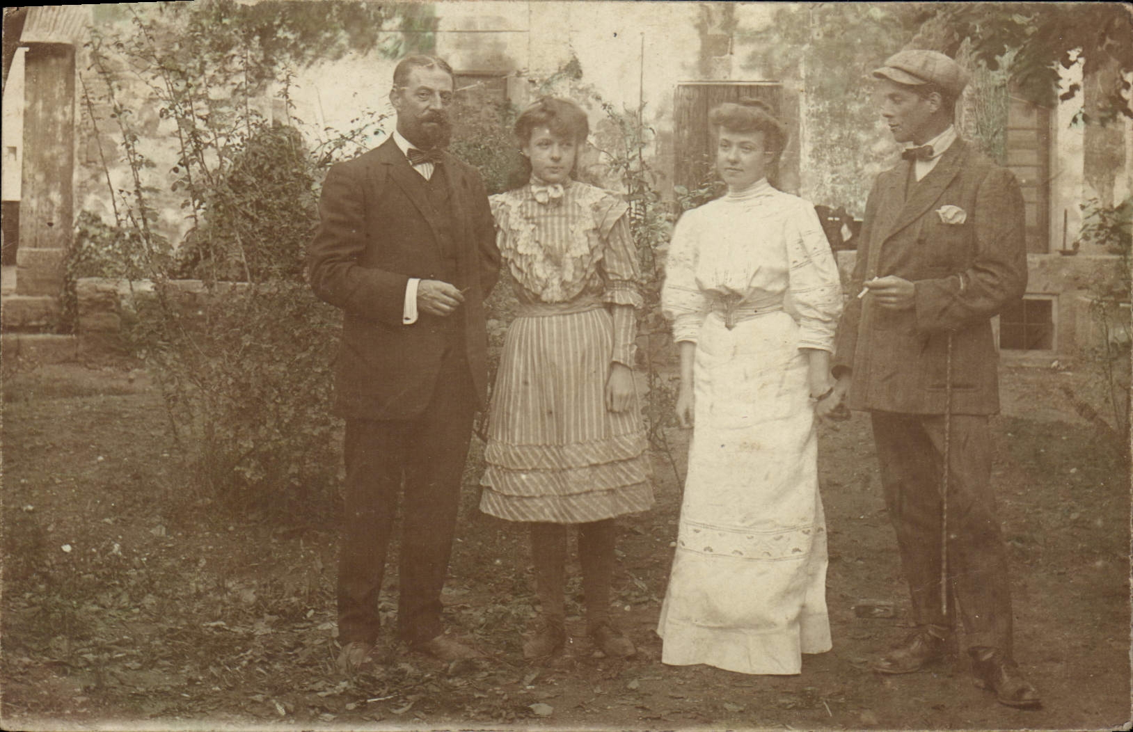 Groupe de quatre personnes — jardin — Carte postale universelle