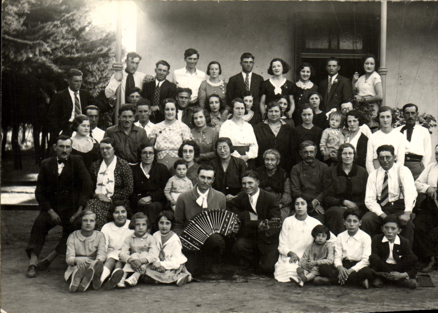 Groupe familial — photo de groupe — éditeur CPAPHIL, n° 80