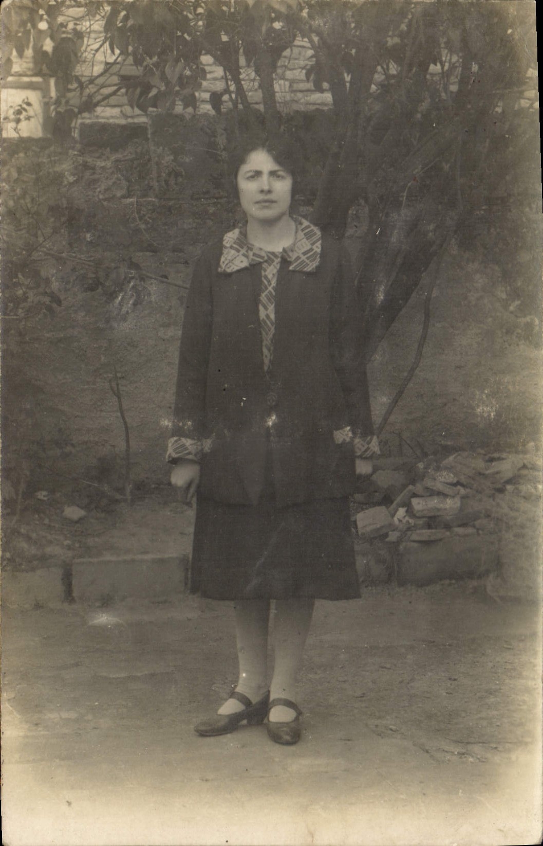 Femme en tenue d'époque — devant un arbre — CPAPHIL n°80