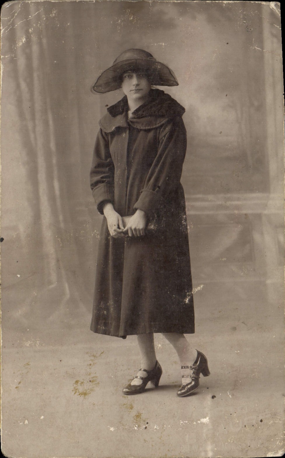 Jeune femme en manteau et chapeau — studio — éditeur IKs, n°50