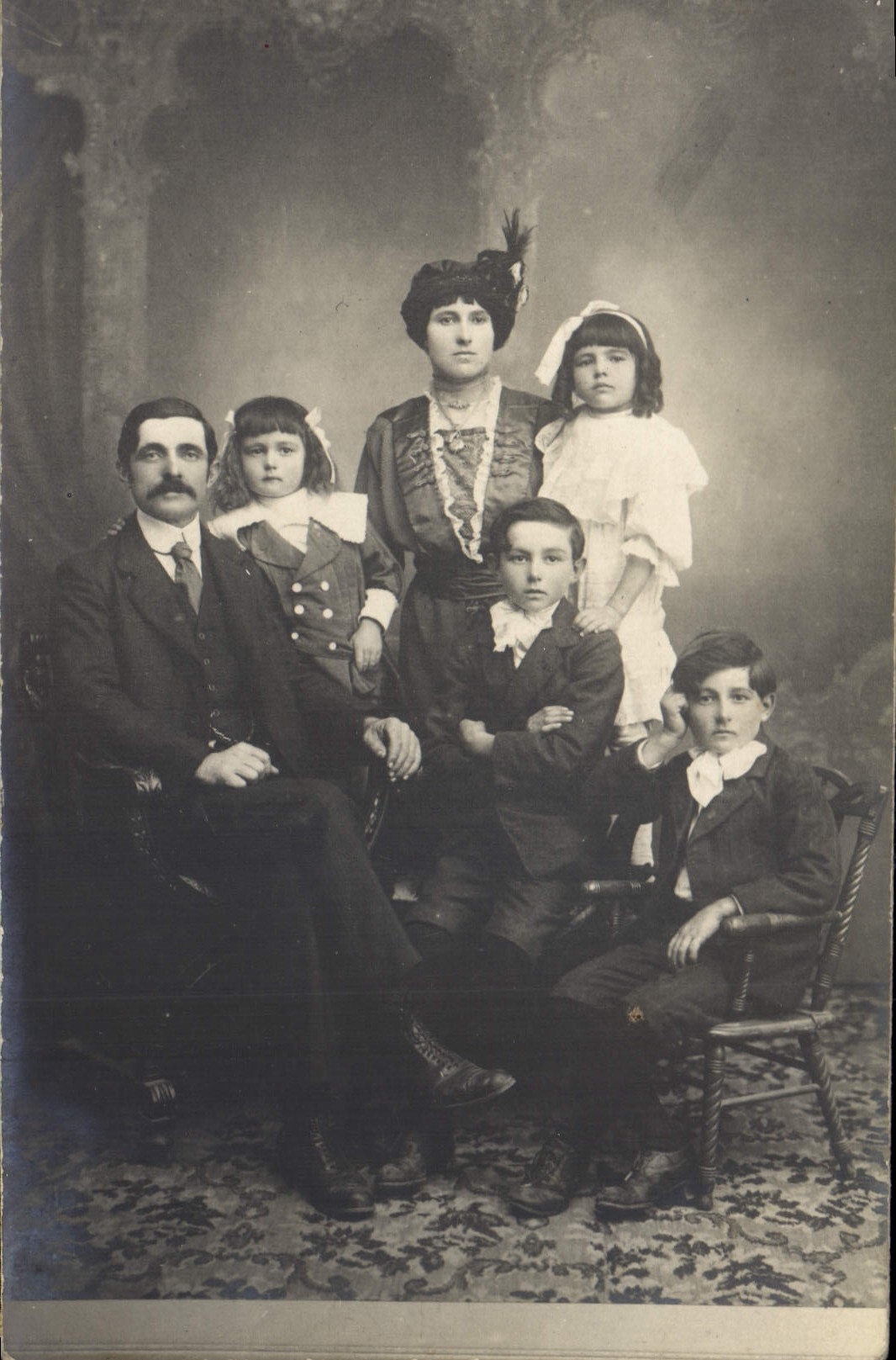 Famille — portrait studio — éditeur inconnu, n° de série 180