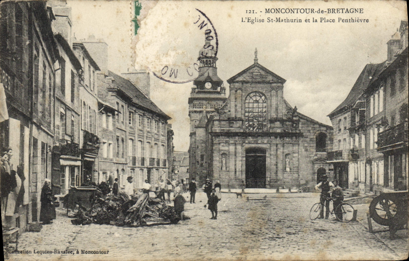 CPA Moncontour de Bretagne L'Eglise St Mathurin et la Place Penthieve