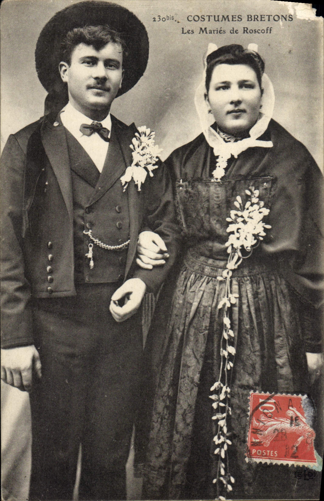 CPA Costumes Bretons Les Maries de Roscoff Folklore