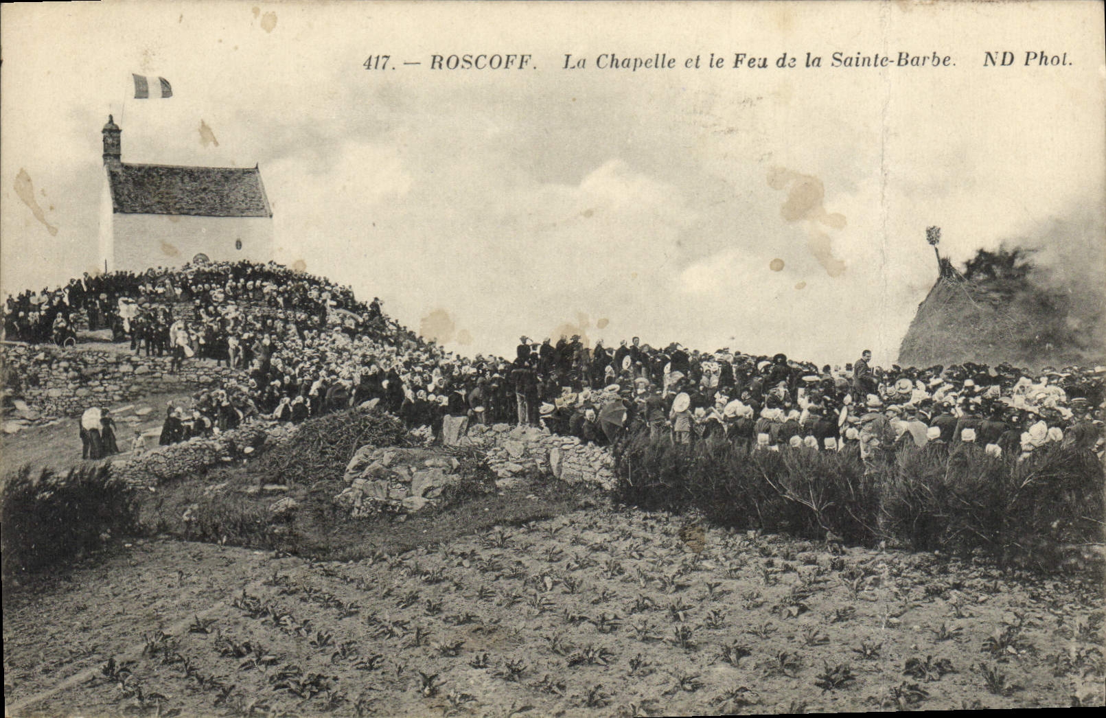 CPA Roscoff La Chapelle et le Feu de la Sainte Barbe 
