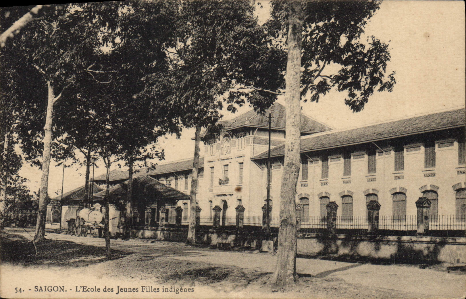 CPA Saigon L'Ecole des Jeunes Filles Indigenes Indochine