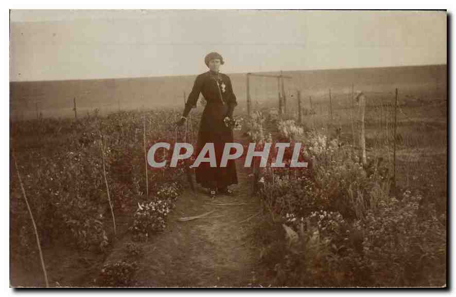 Femme dans un jardin — Argentine — Tarjeta Postal Argentina