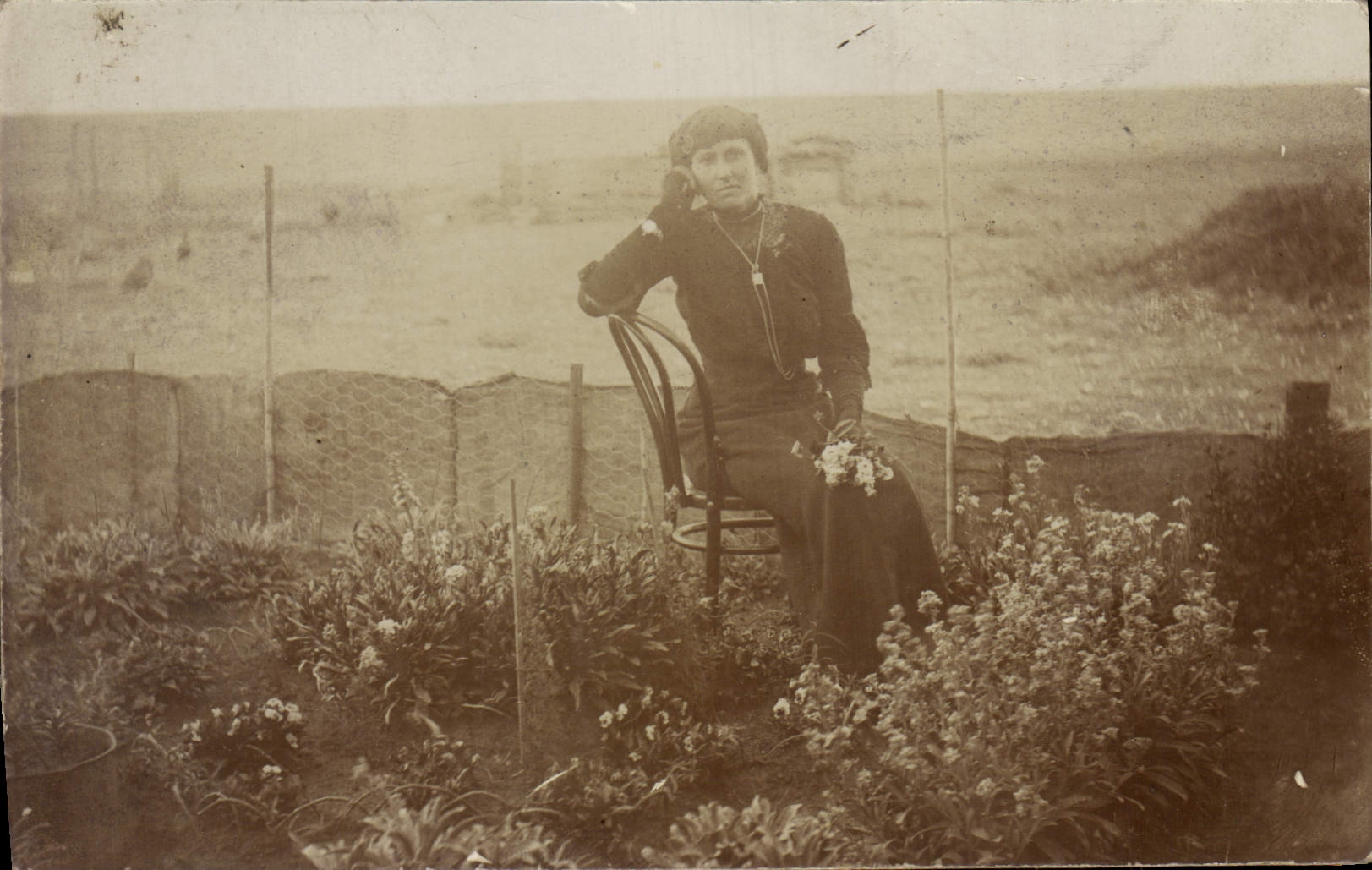 Femme assise dans un jardin — vue de l'océan en arrière-plan — République Argentine, Tarjeta Postal Universelle